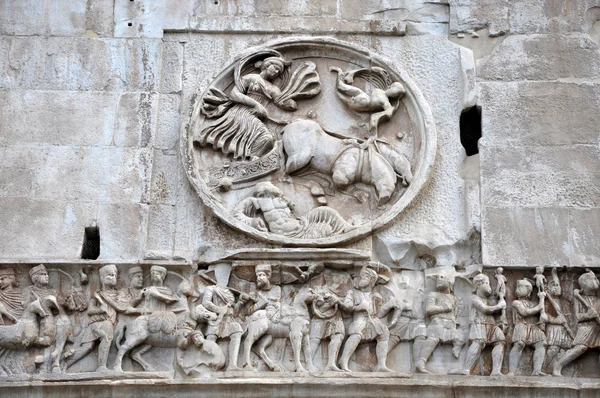 Arco de Constantino cerca del Coliseo en Roma, Italia —  Fotos de Stock