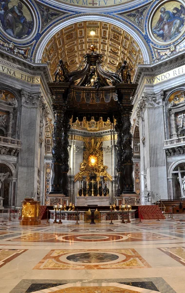 Het altaar van de baldakijn gemaakt door Bernini in de Basilica di San Pietro, — Stockfoto