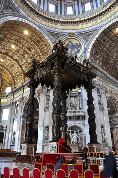 Na ołtarzu baldachim wykonany przez Berniniego w Bazylice San Pietro, — Zdjęcie stockowe