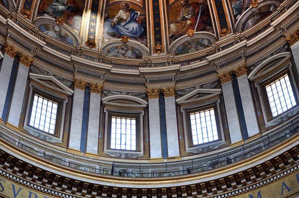 Фрески, мозаики и картины на потолке Святого Петра b — стоковое фото