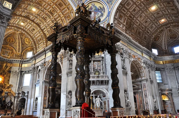 Na ołtarzu baldachim wykonany przez Berniniego w Bazylice San Pietro, — Zdjęcie stockowe