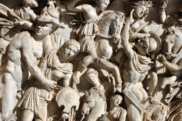 Bas-reliëf en beeldhouwwerk van de oude Romeinse krijgers — Stockfoto