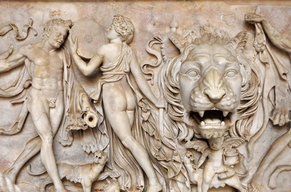 Bajorrelieve y escultura de los antiguos dioses romanos y una cabeza de león —  Fotos de Stock