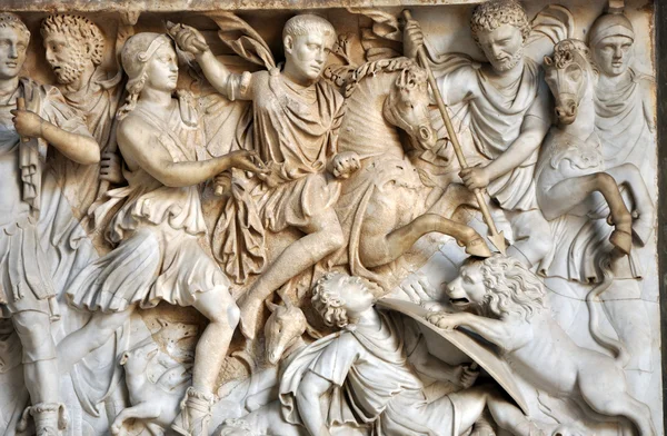 Bajorrelieve y escultura de antiguos soldados romanos — Foto de Stock