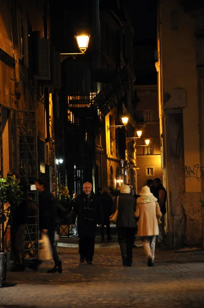 Calles estrechas de Roma, Italia por la noche —  Fotos de Stock