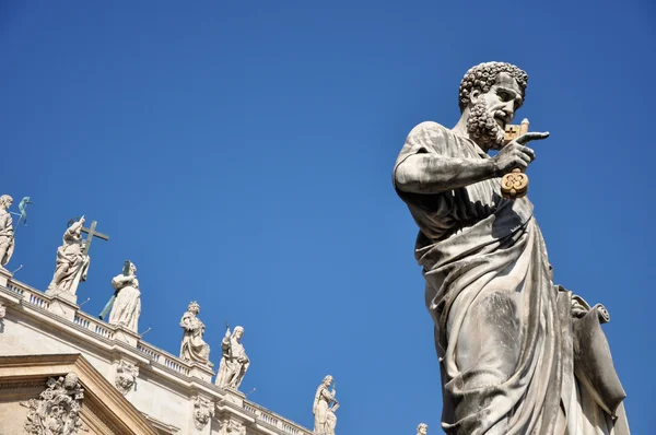 Staty av Sankt Petrus i Saint Peter kvadrat. Vatikanstaten — Stockfoto