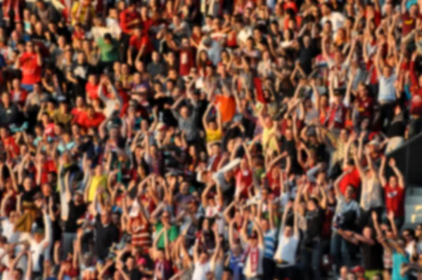 Multitud borrosa de espectadores en un estadio — Foto de Stock