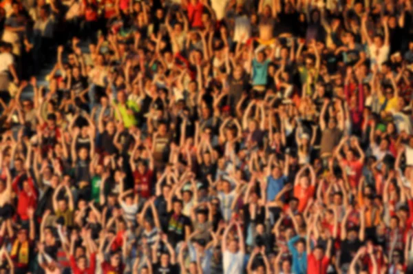 Folla offuscata di spettatori in uno stadio — Foto Stock