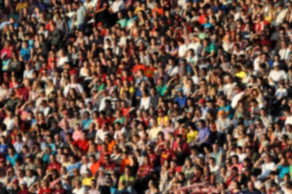 Multitud borrosa de espectadores en un estadio — Foto de Stock