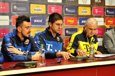 Antrenör ve oyuncular sırasında Romanya'nın Milli Futbol takımının