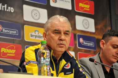 Antrenör ve oyuncular sırasında Romanya'nın Milli Futbol takımının