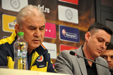 Antrenör ve oyuncular sırasında Romanya'nın Milli Futbol takımının