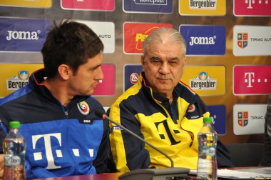 Antrenör ve oyuncular sırasında Romanya'nın Milli Futbol takımının
