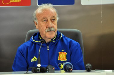 Vicente del Bosque bir basın toplantısı berfore Romanya - S sırasında