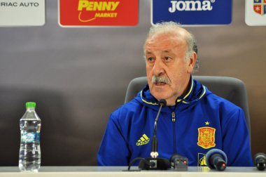 Vicente del Bosque bir basın toplantısı berfore Romanya - S sırasında