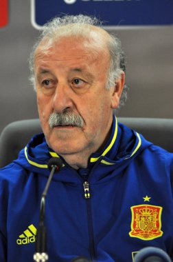 Vicente del Bosque bir basın toplantısı berfore Romanya - S sırasında