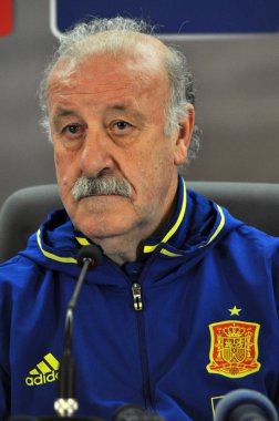 Vicente del Bosque bir basın toplantısı berfore Romanya - S sırasında