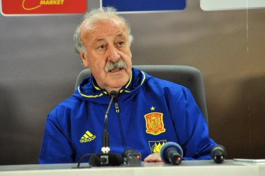 Vicente del Bosque bir basın toplantısı berfore Romanya - S sırasında