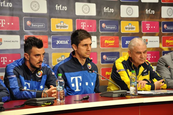 El entrenador y los jugadores de la Selección Nacional de Fútbol de Rumania durante —  Fotos de Stock