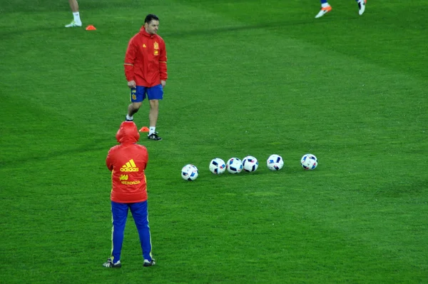 스페인 축구 국가 대표팀 선수들이 워밍업 하는 동안 — 스톡 사진