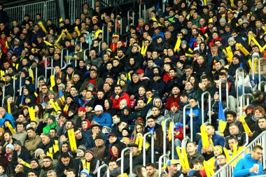 İnsanların, destekçileri bir stadyumda futbol maçı sırasında kalabalık
