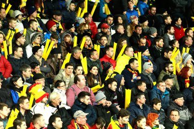 İnsanların, destekçileri bir stadyumda futbol maçı sırasında kalabalık