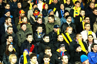 İnsanların, destekçileri bir stadyumda futbol maçı sırasında kalabalık