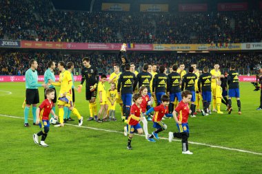 Futbolcular İspanya ve Romanya'nın alanı girin