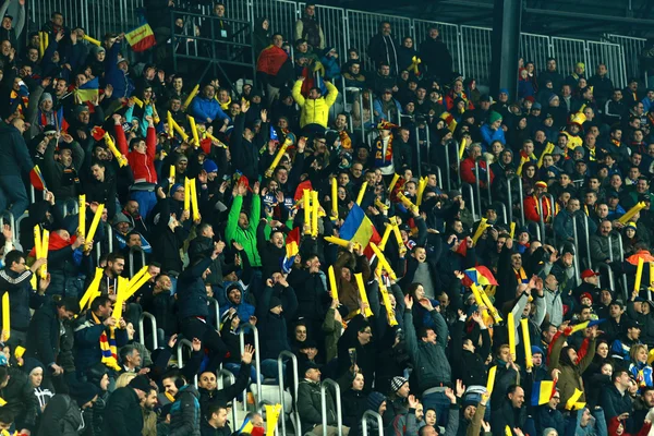 Menigte van mensen, aanhangers in een stadion tijdens een voetbalwedstrijd — Stockfoto