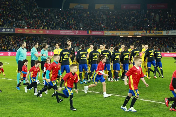 Fußballer aus Spanien und Rumänien betreten das Spielfeld — Stockfoto