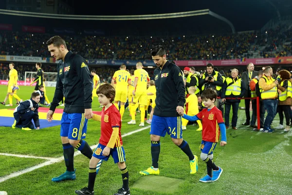 Jugadores de fútbol de España y Rumanía entran en el campo —  Fotos de Stock