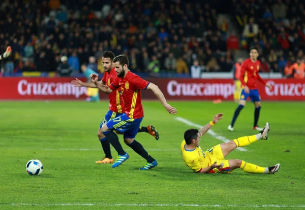 Rumunský fotbalista Nicolae Stanciu v akci proti Španělsku — Stock fotografie