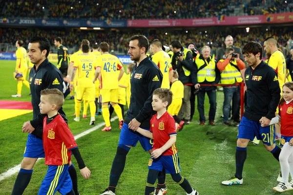 Jugadores de fútbol de España y Rumanía entran en el campo —  Fotos de Stock