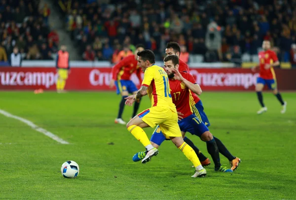 Rumänsk fotbollsspelare Nicolae Stanciu i åtgärder mot Spanien — Stockfoto