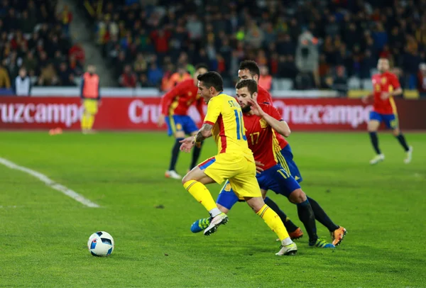 Le footballeur roumain Nicolae Stanciu en action contre l'Espagne — Photo