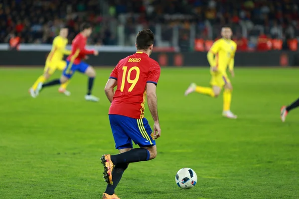 Jugador de fútbol en acción en el campo — Foto de Stock