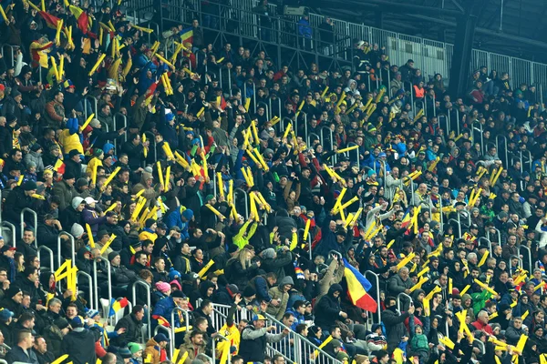 Foule de personnes, supporters dans un stade pendant un match de football — Photo