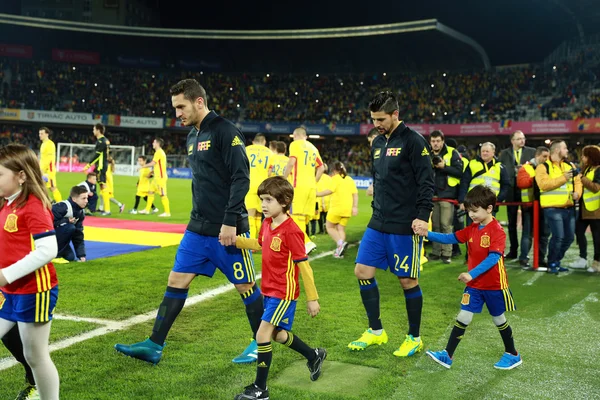 Fotbollspelarna av Spanien och Rumänien ange fältet — Stockfoto