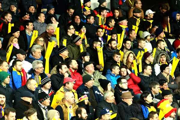 Folle di persone, sostenitori in uno stadio durante una partita di calcio — Foto Stock