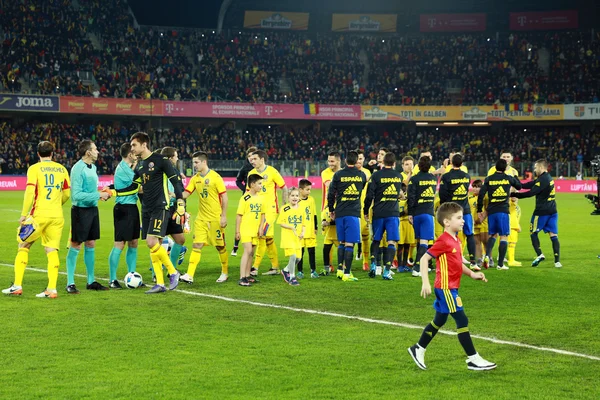 Les footballeurs espagnols et roumains entrent sur le terrain — Photo