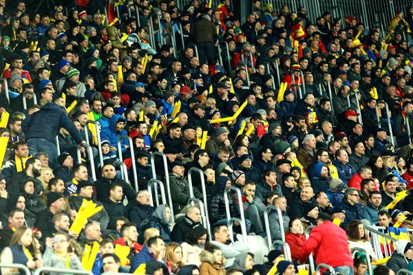 Multitud de personas, partidarios en un estadio durante un partido de fútbol —  Fotos de Stock