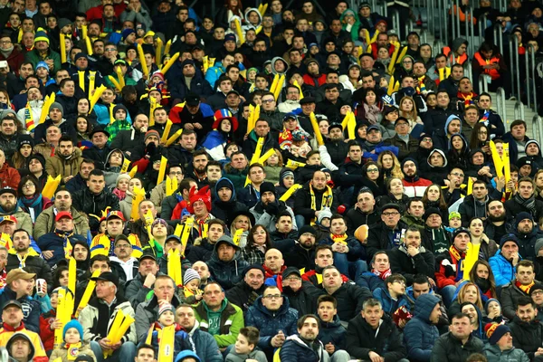 Толпа людей, болельщиков на стадионе во время футбольного матча — стоковое фото