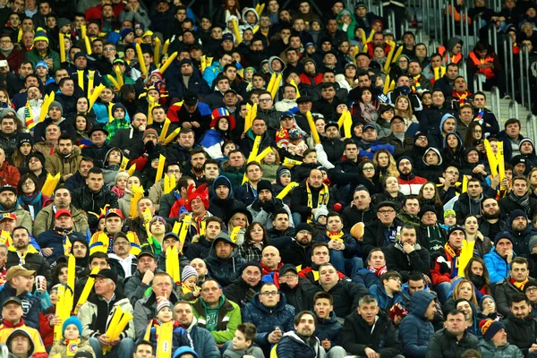 Folle di persone, sostenitori in uno stadio durante una partita di calcio — Foto Stock