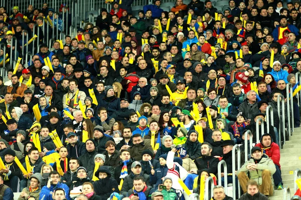 Multitud de personas, partidarios en un estadio durante un partido de fútbol — Foto de Stock
