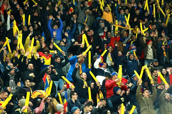 Menigte van mensen, aanhangers in een stadion tijdens een voetbalwedstrijd — Stockfoto