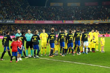 Futbolcular İspanya ve Romanya'nın alanı girin
