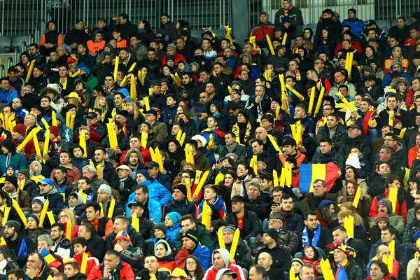 Multitud de personas, partidarios en un estadio durante un partido de fútbol —  Fotos de Stock