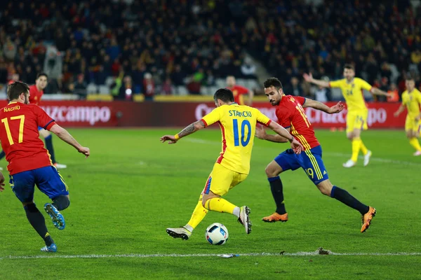 Jogador de futebol romeno Nicolae Stanciu em ação contra a Espanha — Fotografia de Stock