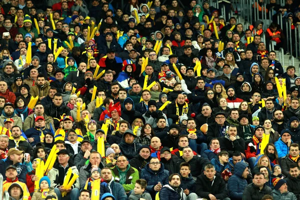 Multitud de personas, partidarios en un estadio durante un partido de fútbol — Foto de Stock