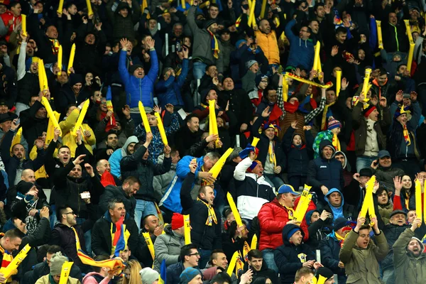 Folle di persone, sostenitori in uno stadio durante una partita di calcio — Foto Stock